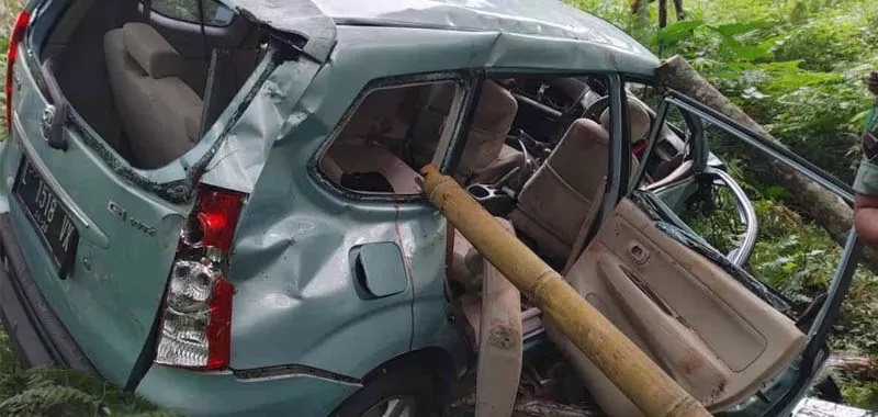 Kondisi mobil Avanza nopol L 1518 VX yang ditumpangi 11 orang warga Pulo Tegalsari, Wonokromo, Surabaya, saat hendak dievakuasi dari jurang Pacet, Mojokerto. (FOTO: ISTIMEWA/POLRES MOJOKERTO)