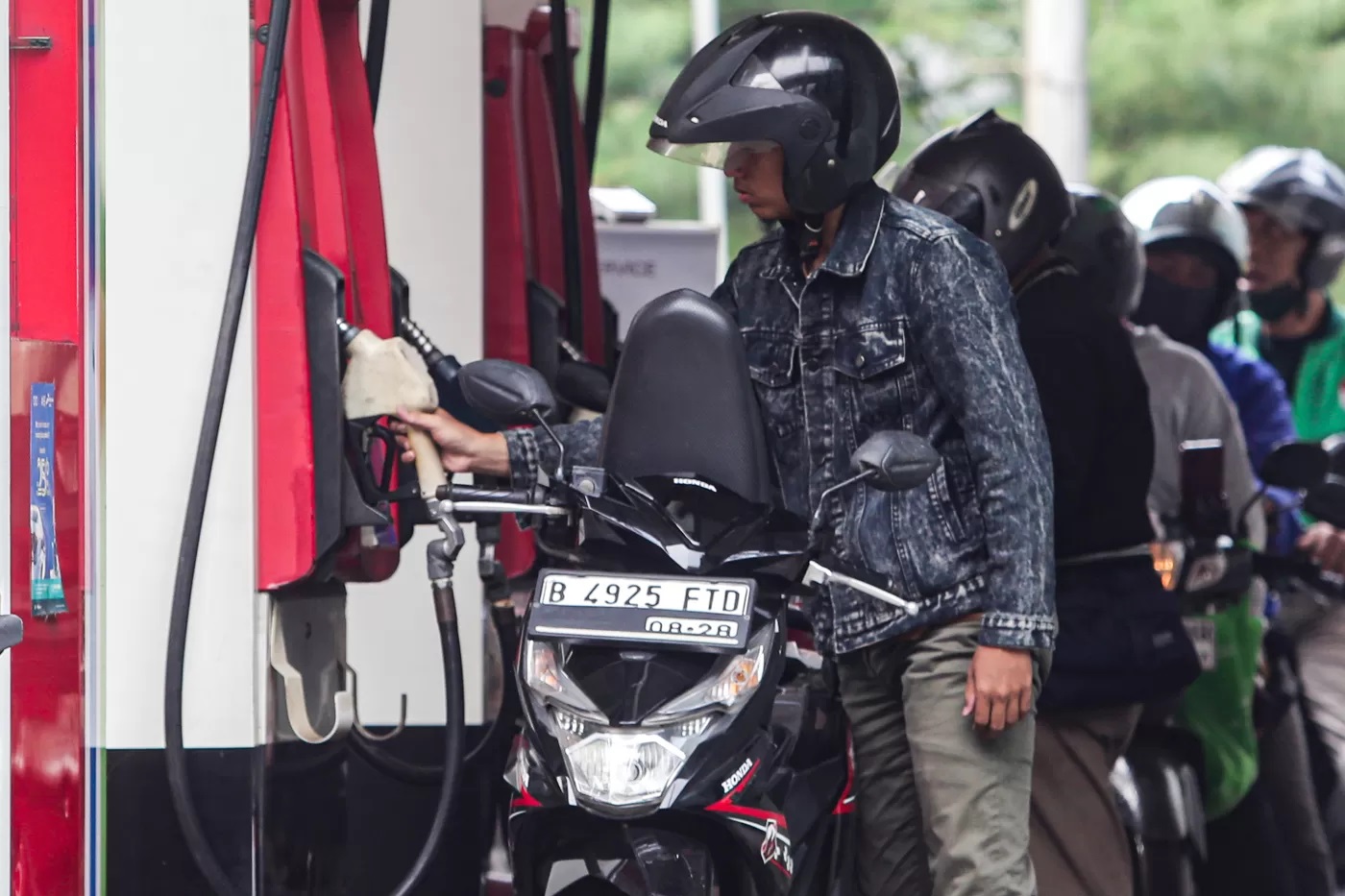 Petugas melayani pengisian Bahan Bakar Minyak (BBM) pertalite di salah satu Stasiun Pengisian Bahan Bakar Umum di Jakarta, Kamis (31/8/2023). (Salman Toyibi)