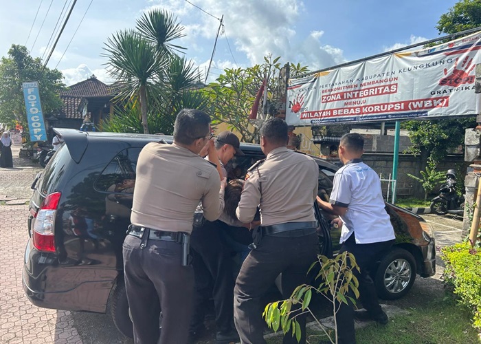 Pihak kepolisian saat mengevakuasi korban.