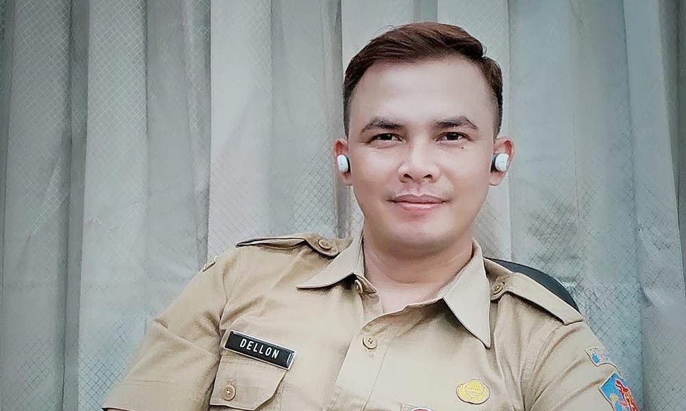 DJ Delon, selain sebagai DJ , dia juga seorang pegawai di Pemkab Buleleng, Bali.