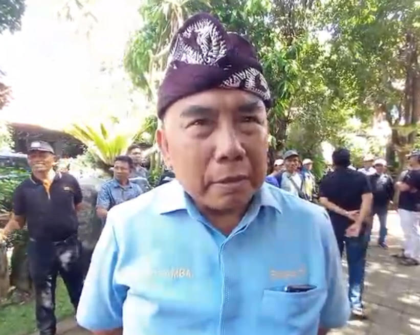 Bupati Jembrana, I Nengah Tamba didatangi relawan.