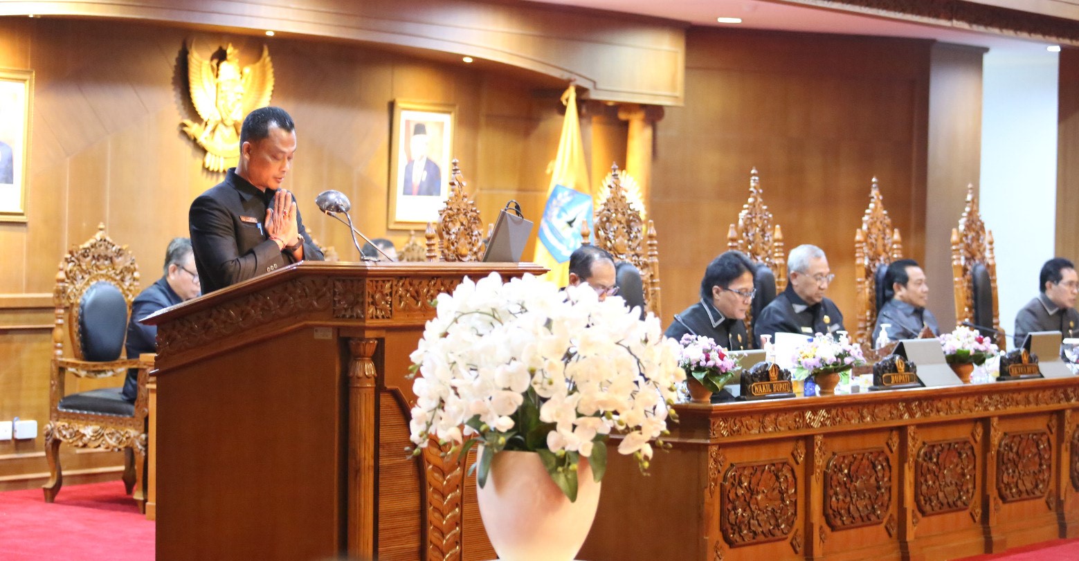 Ketua Bapemperda DPRD Badung I Wayan Sugita Putra membacakan Ranperda Tanaman Lokal Bali dalam rapat paripurna, Rabu (10/7/2024).