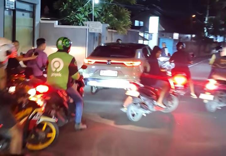 Terjadi aksi kejar-kejaran antara pengemudi HRV dan sejumlah pengendara