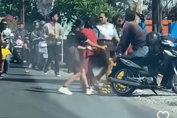 Aksi gotong royong warga bantu pungut jeruk yang jatuh banjir pujian warganet