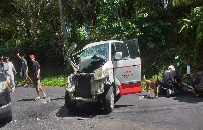Kondisi angkutan pariwisata  setelah terlibat kecelakaan di Buleleng, Bali, Kamis (11/7/2024)