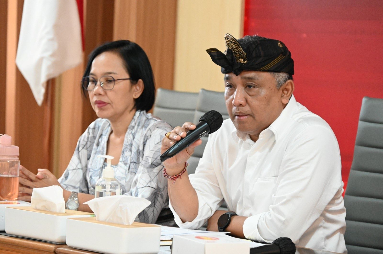 Ketua KPU Provinsi Bali I Dewa Agung Gede Lidartawan (kanan) memberikan keterangan kepada awak media, Kamis (11/7/2024).
