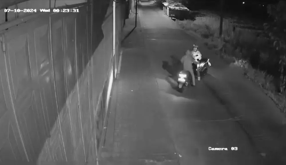 BEJAT: Aksi begal payudara yang dilancarkan pelaku terekam CCTV warga, Rabu (10/7) dini hari. (Tangkapan layar CCTV by martda/jprm)