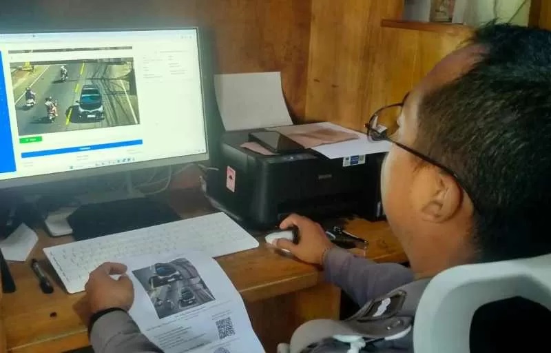 BUKTI REKAMAN KEJADIAN : Kasat Lantas Polres Buleleng, AKP Bachtiar Arifin sebut dalam satu hari terekam sampai 4.000 kendaraan yang melanggar di ETLE.(francelino junior)