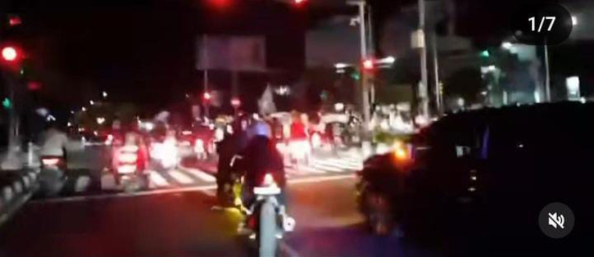 Polisi melakukan pembubaran terhadap konvoi remaja dengan atribut ormas di Kuta