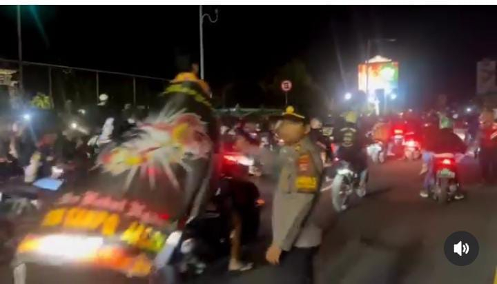 Polisi melakukan pembubaran terhadap konvoi remaja dengan atribut ormas di Kuta