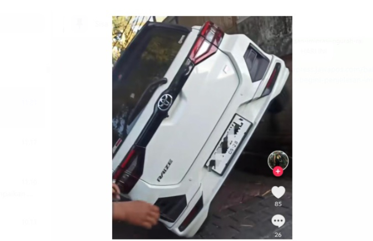 Sebuah mobil jenis Toyota Raize terlihat terparking miring di sebuah gang
