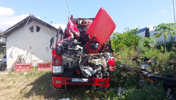 Kondisi Isuzu Elf yang ringsek setelah mengalami kecelakaan maut di Tol Solo-Ngawi, Sabtu (13/7). (RAGIL L/RADAR SOLO)