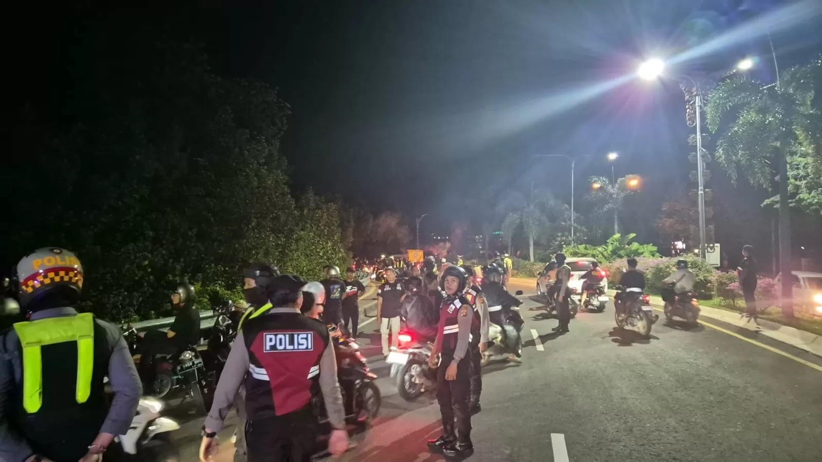 Tim Blue Light Patrol bubarkan konvoi kelompok dengan atribut Persaudaraan Setia Hati Terate (PSHT), Jumat (12/7/2024)