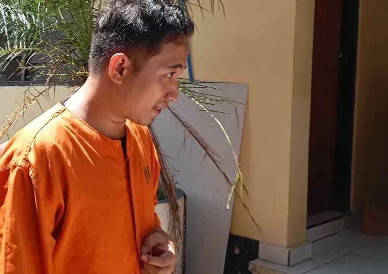 DIGANJAR TAK SAMPAI SETAHUN PENJARA: Dedi Andika saat rilis di Polres Buleleng pada bulan Maret lalu. Dia kini mendekam di penjara selama delapan bulankasus penggelapan mobil (francelino junior)