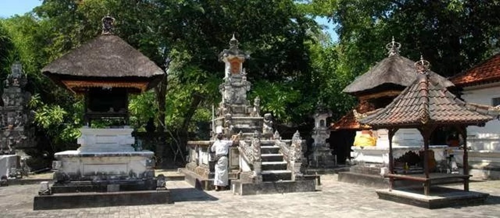 Pura Dalem Karangasem terletak di Jalan Bypass Ngurah Rai, Denpasar, Bali, tepatnya di sebelah Kampung Kepiting.