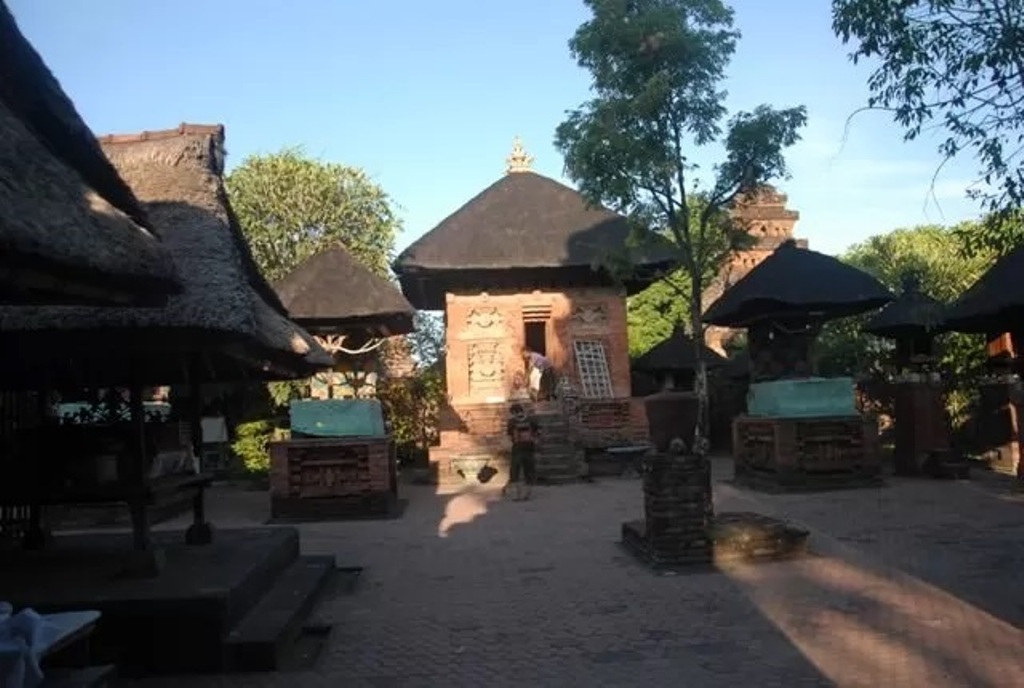 Pura Maospahit terletak di Jalan Sutomo, Denpasar.