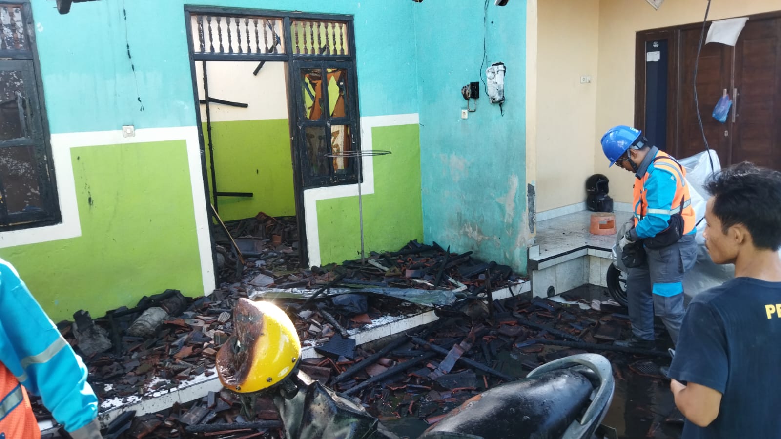KEBAKARAN: Aksi heroik dilakukan Gede Sucipta untuk menyelamatkan bibinya dari kebakaran yang melanda warung sang bibi.