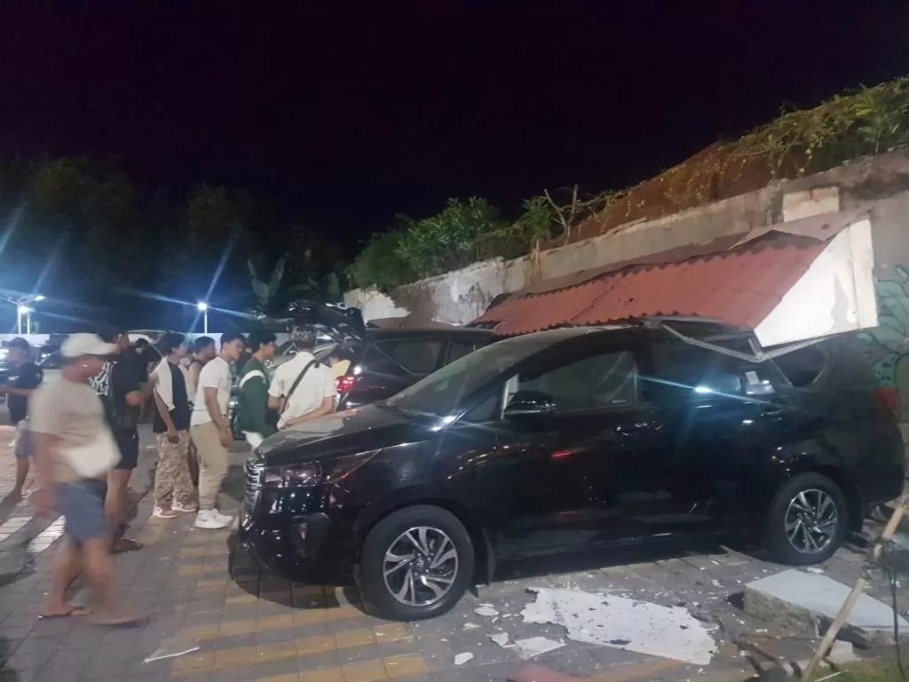 Sembilan unit mobil ringsek akibat atap parkiran Indomaret di kawasan Jalan Bay Pass Ngurah Rai, Kuta, Badung, Bali ambruk, Jumat (12/7/2024).