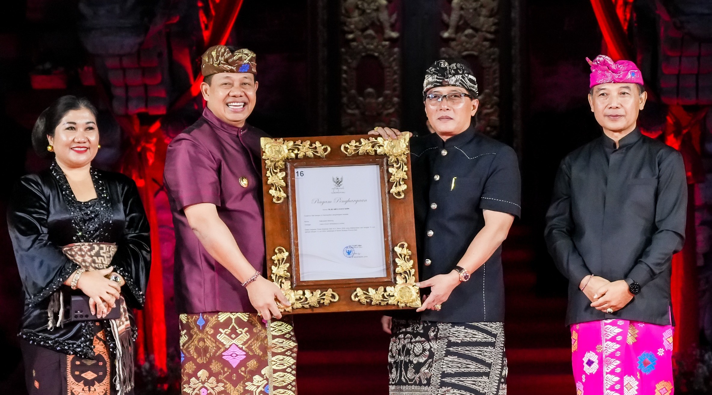 Bupati Badung I Nyoman Giri Prasta (dua dari kanan) menerima penghargaan sebagai juara umum PKB XLVI tahun 2024 di Panggung Terbuka Ardha Candra Art Centre, Denpasar, Sabtu (13/7/2024).