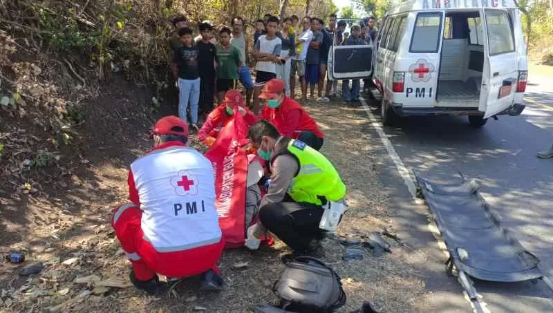 Moh. Bustami Ubadillah dievakuasi setelah terlibat kecelakaan di Jalur Singaraja-Gilimanuk, Kabupaten Buleleng, Bali, Sabtu (13/7/2024).