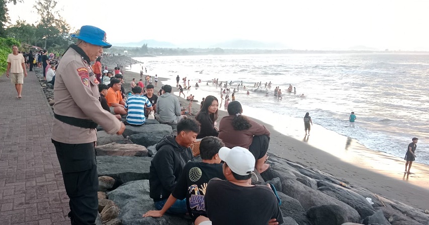 Ribuan umat Hindu di Bali memadati pantai Keramas di Gianyar pada Minggu (14/7).