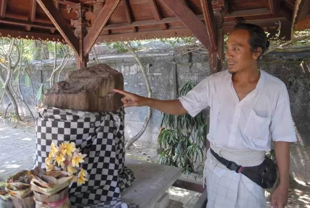 Pura Dalem Karangasem yang memiliki keunikan saat Piodalan.