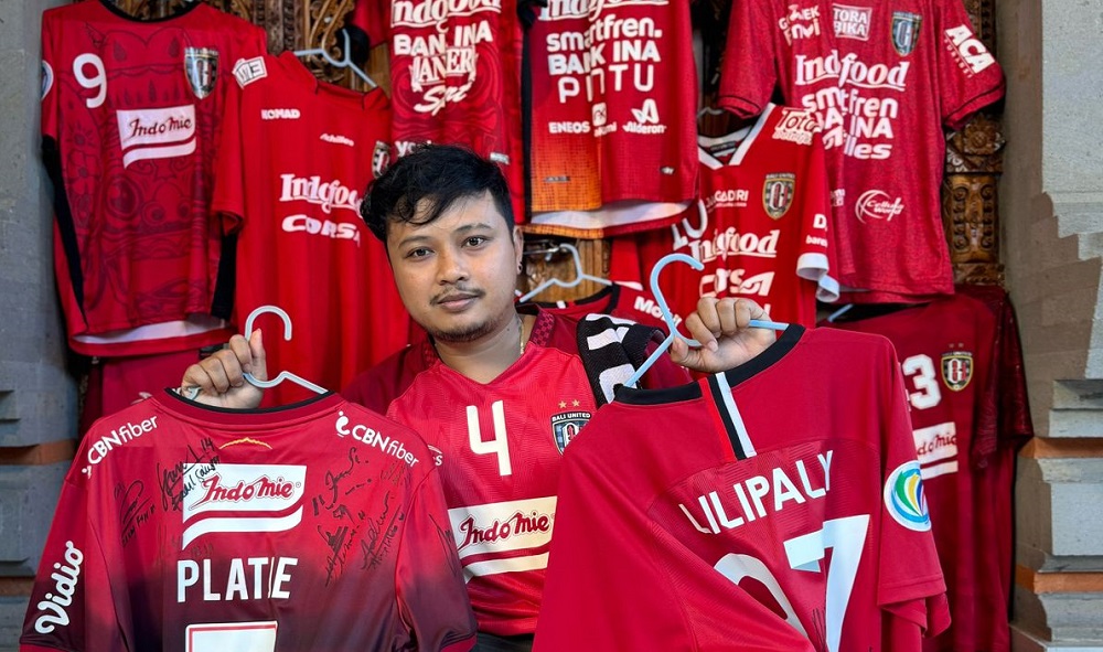 I Ketut Santika alias Jik Ink bersama koleksi jersey original Bali United sejak 2015