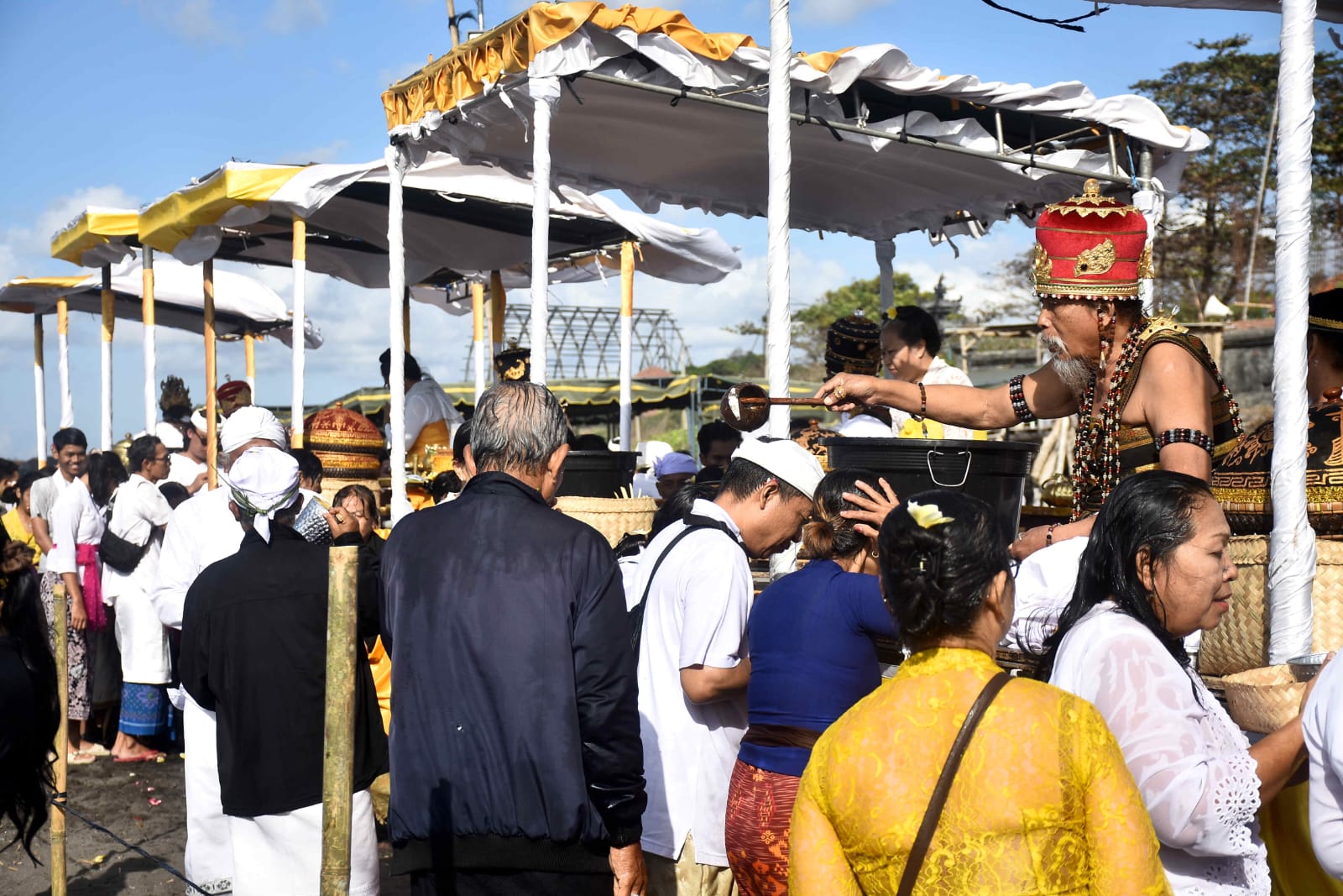 LIMA TIRTA: Ratusan umat Hindu di Bali mengikuti prosesi Panglukatan Agung saat hari Banyupinaruh di Pantai Padanggalak, Denpasar yang dipuput lima sulinggih.
