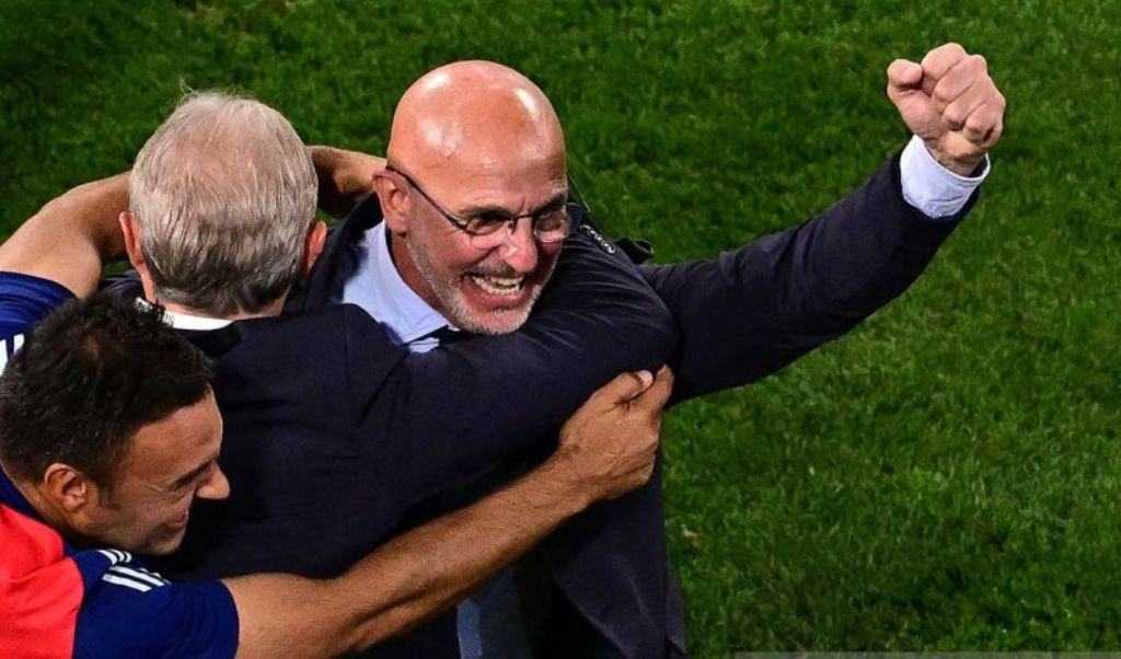 Pelatih kepala timnas Spanyol Luis de la Fuente merayakan keberhasilan timnya memenangkan laga semifinal Euro 2024 antara Spanyol dan Prancis di Muenchen Football Arena di Kota Muenchen, Jerman (9/7/2