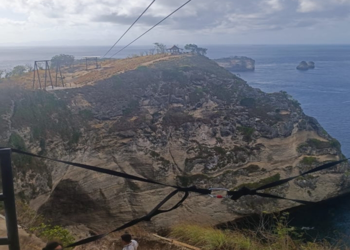 PASCA VIRAL : Penutupan wahana flying fox di Pantai Diamond, Nusa Penida oleh Satpol PP Klungkung.