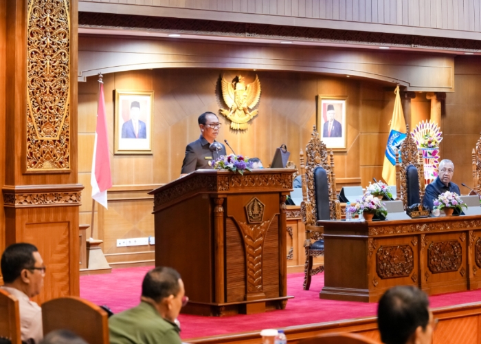 PARIPURNA: Wabup Suiasa menyampaikan jawaban terhadap PU Fraksi-Fraksi DPRD Kabupaten Badung dalam Rapat Paripurna, di Ruang Sidang Utama Gosana, Gedung DPRD, Puspem Badung, Senin (15/7).