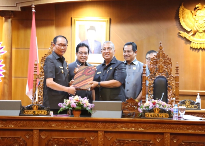 PARIPURNA: Ketua DPRD Badung Putu Parwata saat menerima jawaban dari Pemkab Badung, dalam rapat paripurna, Senin (15/7).