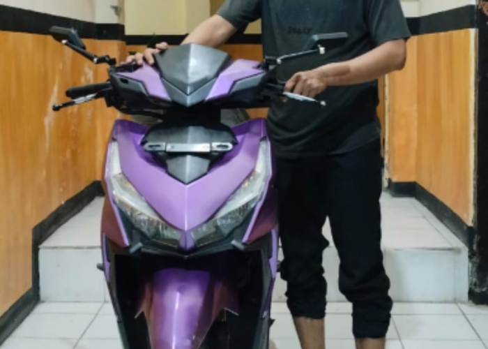 Oknum ASN di Buleleng, GWP bersama barang bukti sepeda motor curian yang telah diganti warna cat dan nomor platnya dilepaskan.