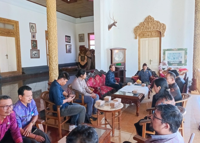RENCANA : Dinas Kebudayaan Provinsi Bali saat berkunjung ke Puri Klungkung menemui Ida Dalem Semaraputra, Selasa (16/7/2024).