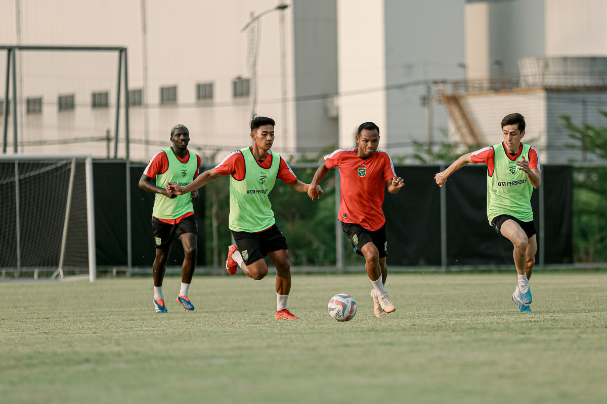 Pemain Persebaya Surabaya dalam sesi latihan game internal.