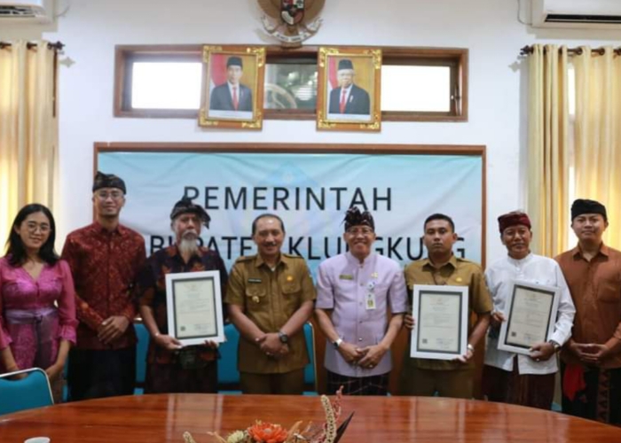 TERCATAT : Penyerahan sertifikat terhadap 13 objek di Klungkung yang sudah tercatat dalam KIK oleh BEM Unud.