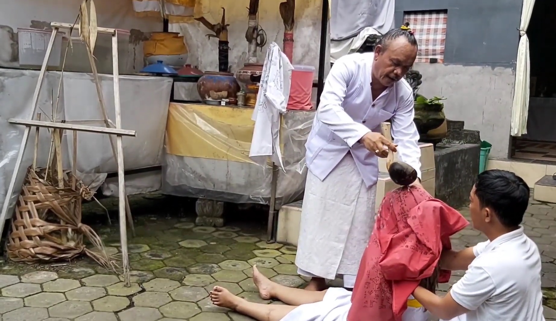 Proses Pelukatan Rangda Tiga di Pasraman Sastra Kencana, Desa Yehembang Kangin, Kecamatan Mendoyo, Jembrana, Bali
