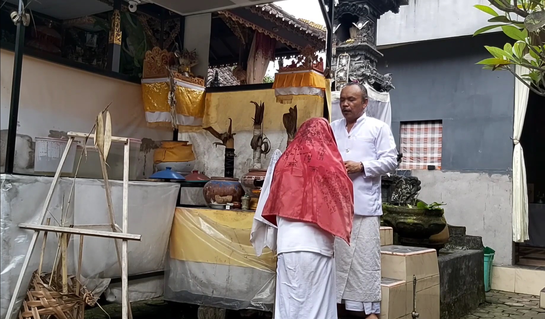 Proses Pelukatan Rangda Tiga di Pasraman Sastra Kencana, Desa Yehembang Kangin, Kecamatan Mendoyo, Jembrana, Bali