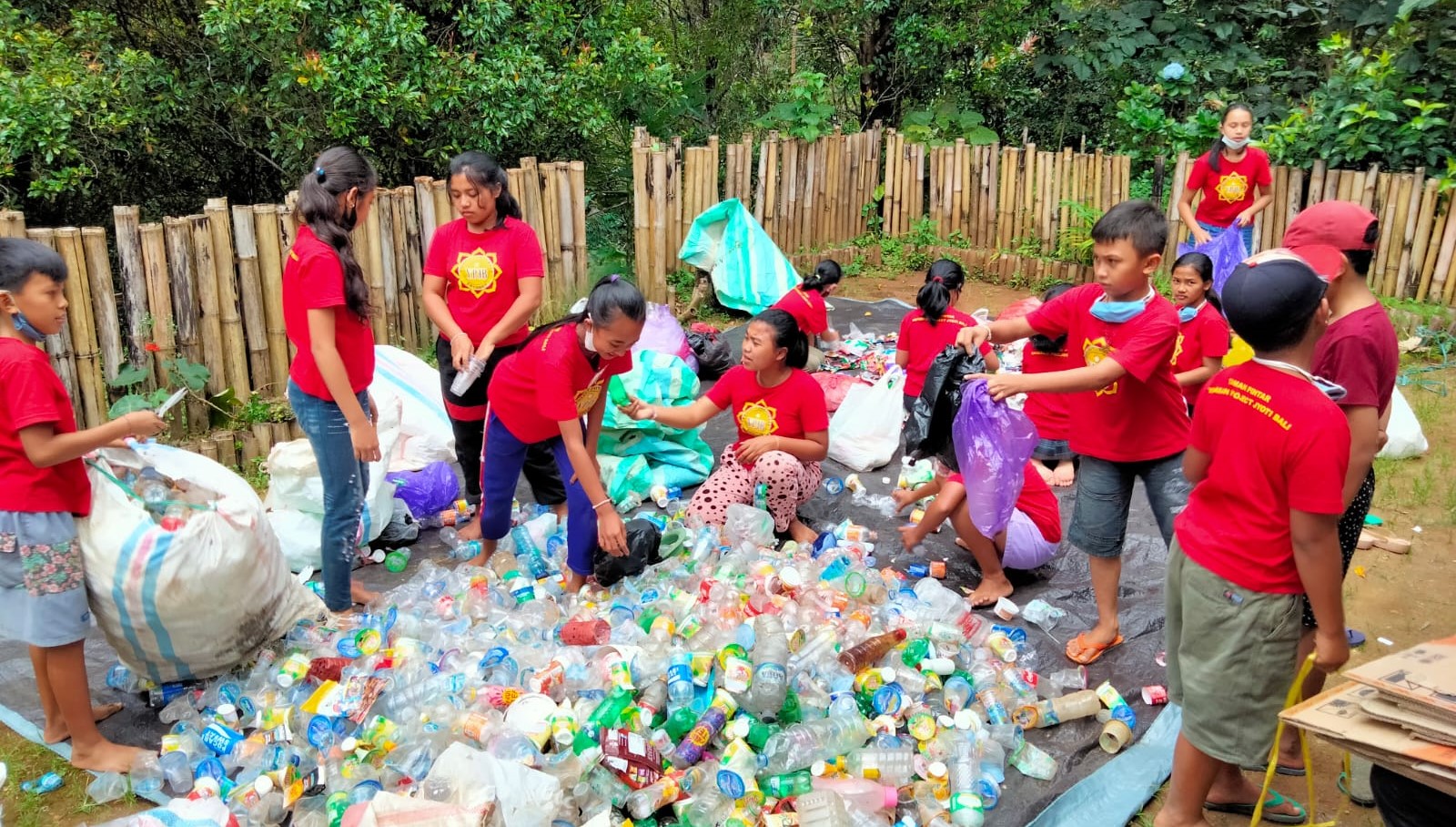 Kegiatan pengolahan sampah di Yayasan YOTI Bali yang dikelola Komang Anik Sugiani, peraih  Kalpataru 2024.