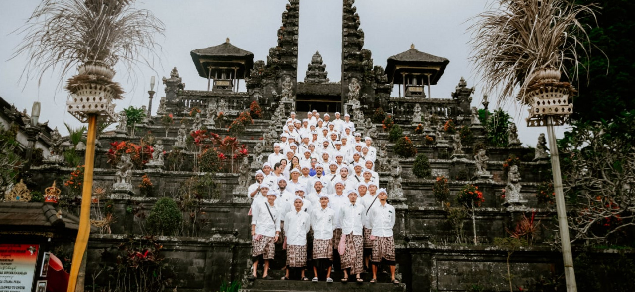 Tradisi tahunan Bali United dengan mengunjungi beberapa pura di Bali, salah satunya Pura Agung Besakih.