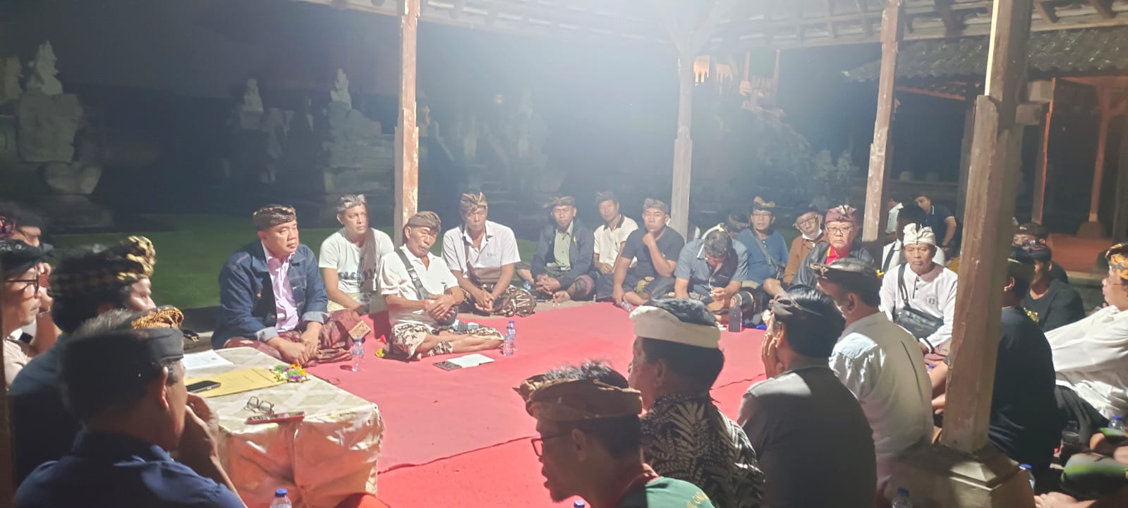 Krama adat Bedulu Gianyar Paruman alot pun digelar Senin malam (15/7) dengan menghadirkan mantan prajuru adat.