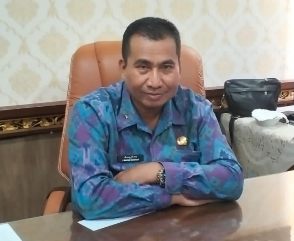 SUMBANGAN: Inspektorat Provinsi Bali, Wayan Sugiada menindaklanjuti informasi pungutan  siswa di SMA Negeri 6 dan SMA Negeri 4 Denpasar.