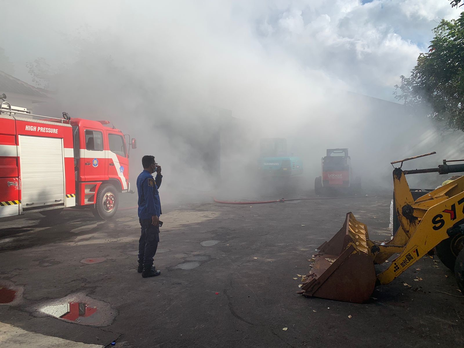 TERBAKAR: Proses pemadaman api di TPST Samtaku, Kelurahan Jimbaran, Kuta Selatan, Rabu (17/7).