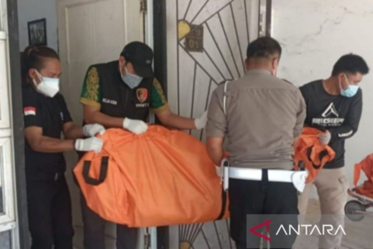 Sepasang lansia ditemukan membusuk di dalam rumahnya