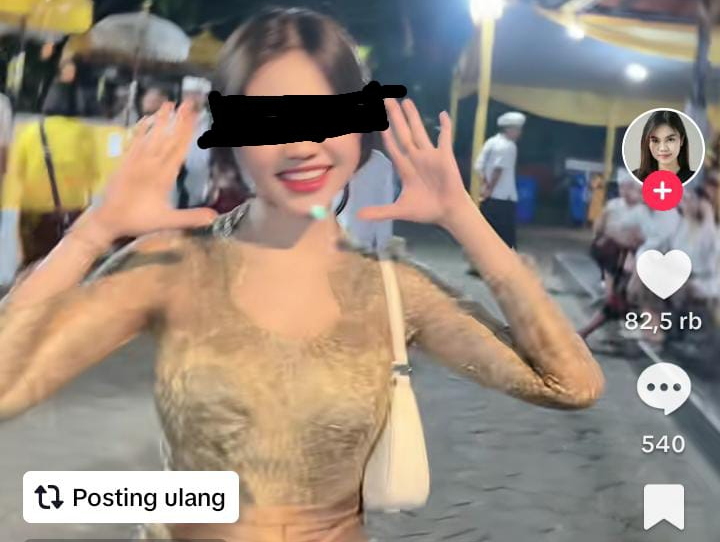 Seorang gadis membuat tren Tiktok di area pura