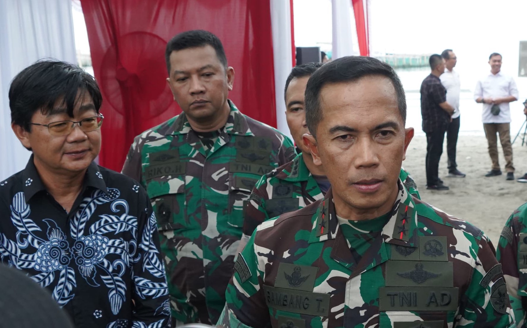 PECAT: Pangdam IX Udayana, Mayjen TNI Bambang Trisnohadi saat berkunjung ke Buleleng. Dia mengancam akan memecat anggotanya jika terbukti melanggar.