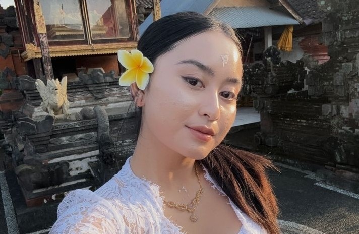 Perempuan bernama Sintya yang ditenggarai kekasih dari Kadek Arel Priyatna.