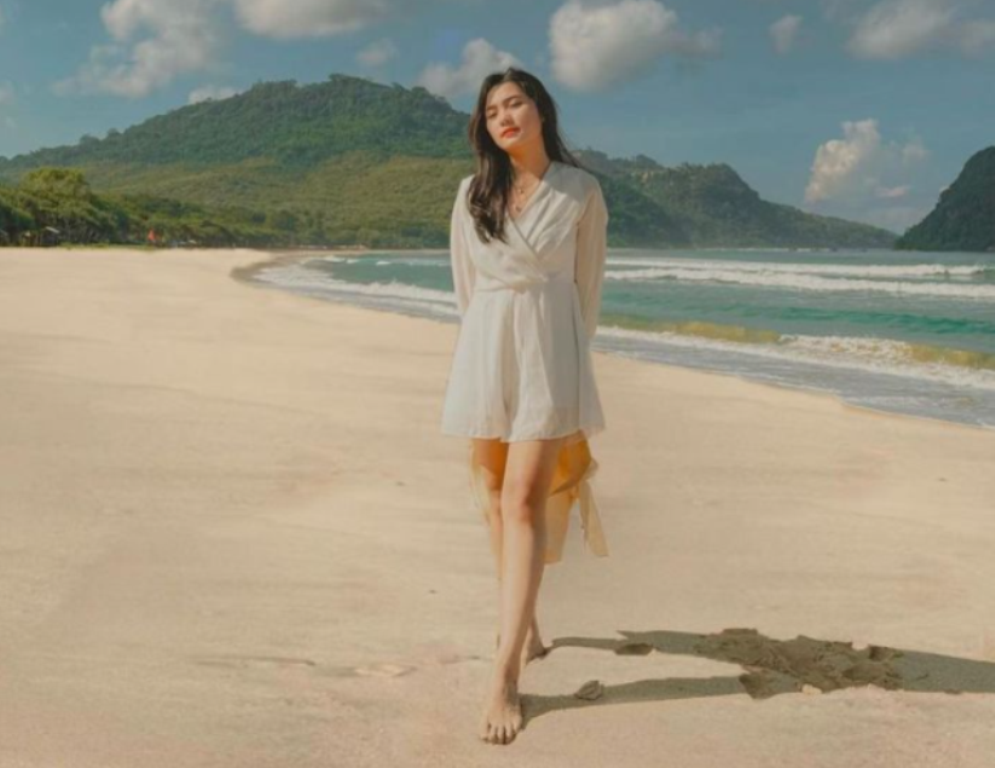 MIRIP TANAH LOT: Pantai Pulau Merah di Banyuwangi sangat mirip Tanah Lot di Bali. Sering digunakan untuk tempat mekiyis yang cocok untuk tempat wisata keluarga.