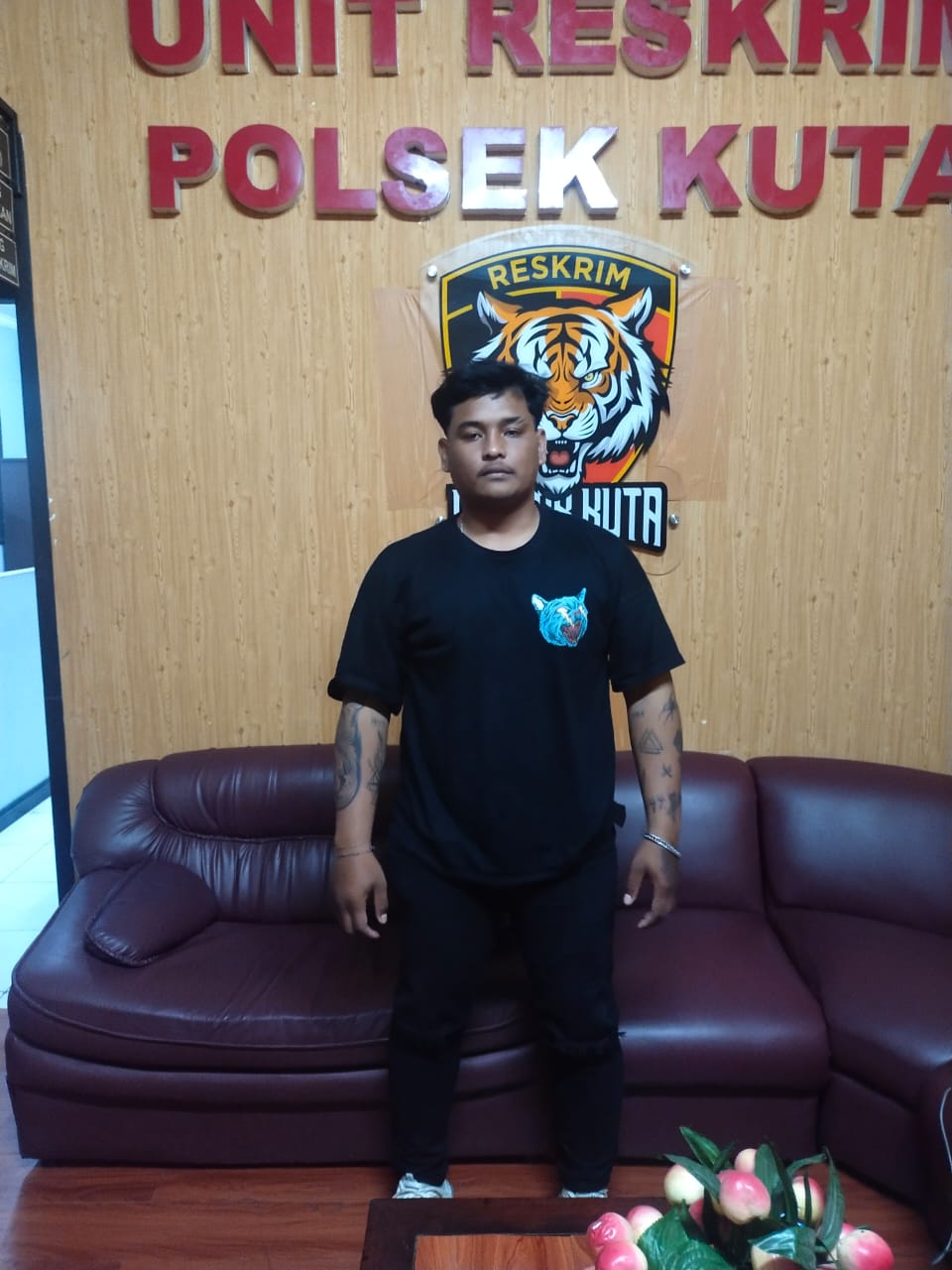 ANIAYA: GEKP, 21, pemuda dari Denpasar ini diamankan di Mapolsek Kuta lantaran aniaya petugas jagabaya Kuta sampai benjol di kepala.
