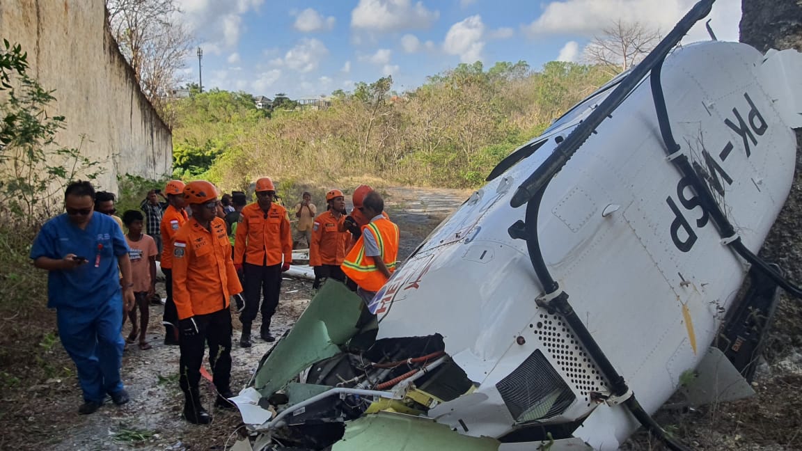 Helikopter jatuh di Suluban, Desa Pecatu, Kabupaten Badung, Bali, Jumat (19/7/2024)